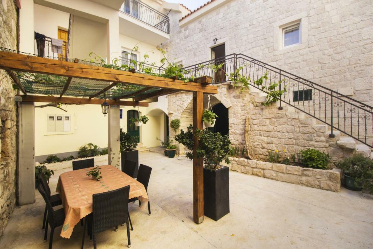 Apartments Dvor Baška Voda Buitenkant foto