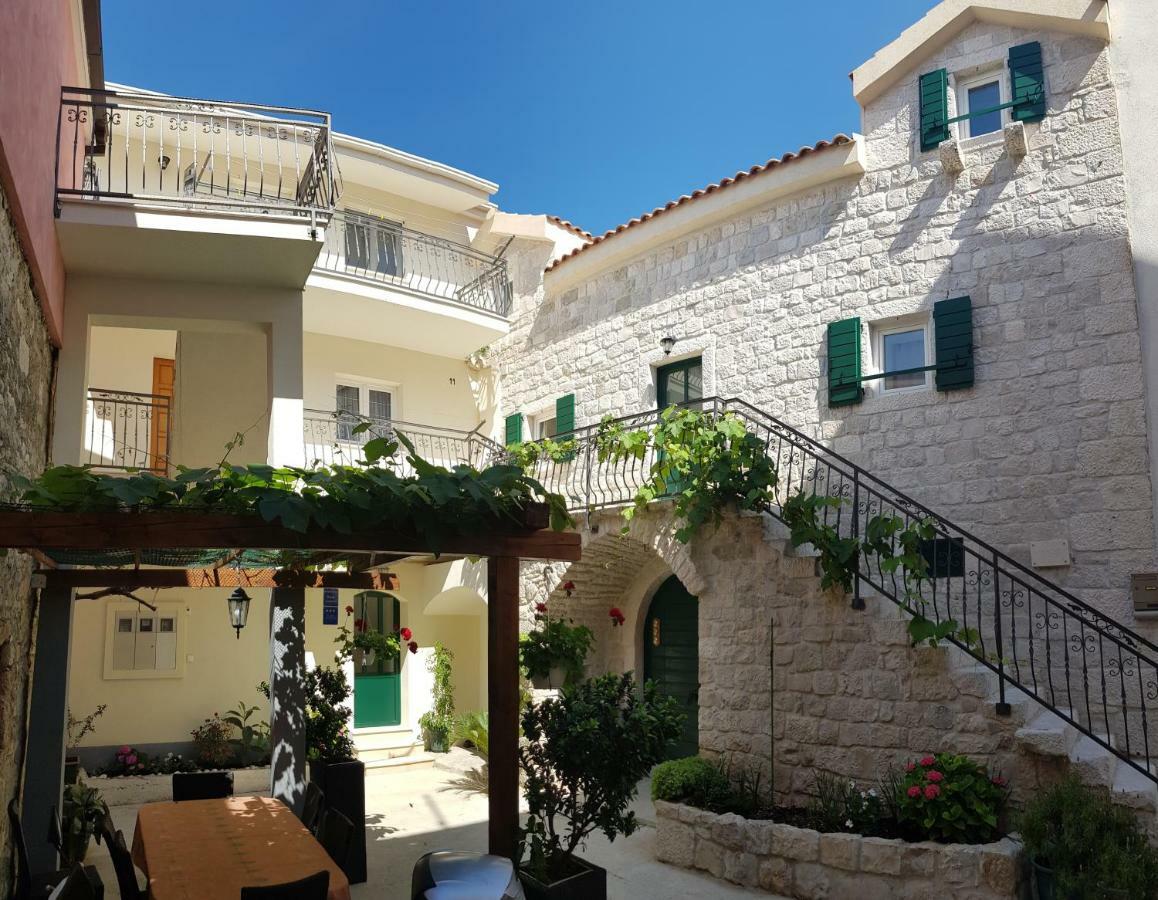 Apartments Dvor Baška Voda Buitenkant foto